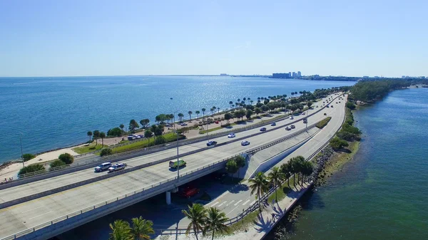 Veículos viajam ao longo da Rickenbacker Causeway em Miami — Fotografia de Stock