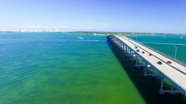 Voertuigen reizen langs de Rickenbacker Causeway in Miami — Stockfoto