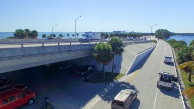 Miami Rickenbacker Geçidi boyunca araçlar seyahat