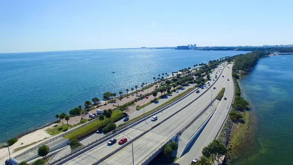 Les véhicules circulent le long du pont-jetée Rickenbacker à Miami — Photo