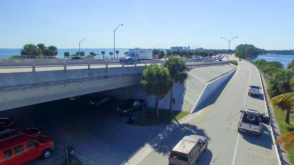 Voertuigen reizen langs de Rickenbacker Causeway in Miami — Stockfoto