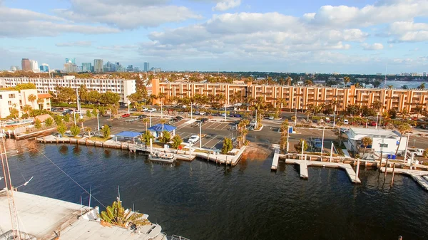 Luchtfoto van Fort Lauderdale bij zonsopgang. Grachten en stad skyli — Stockfoto