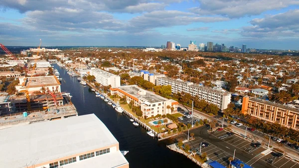 Luchtfoto van Fort Lauderdale bij zonsopgang. Grachten en stad skyli — Stockfoto