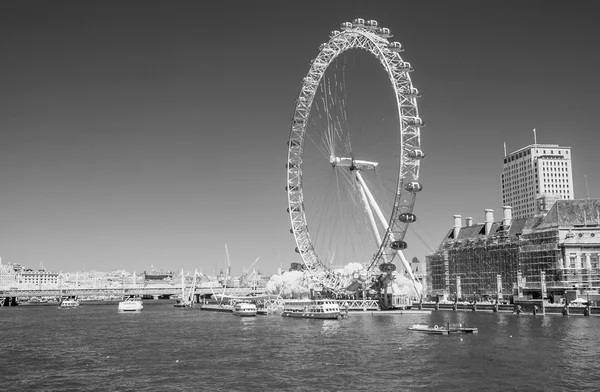 Londres vista infravermelha do rio Tâmisa e edifícios — Fotografia de Stock