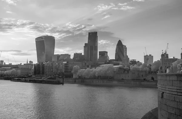 London City en de rivier de Theems infrarood beeld — Stockfoto