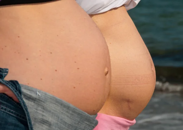 Två gravida kvinnor avkopplande vid stranden i Italien — Stockfoto