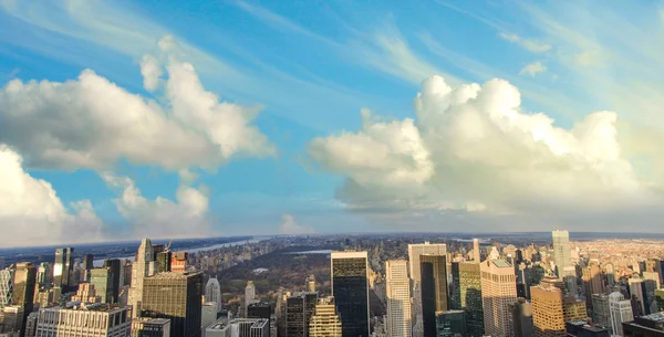 Céu Nublado acima dos arranha-céus da cidade de Nova York — Fotografia de Stock