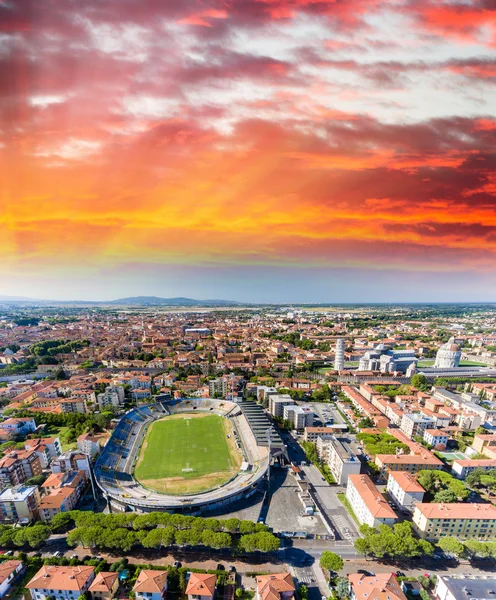 Stadion piłkarski Pisa, widok z lotu ptaka o zachodzie słońca — Zdjęcie stockowe