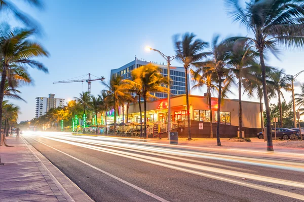 Amazing night view of Fort Lauderdale avenue near the sea — Stock Photo, Image