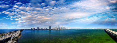 Miami. Gün batımında Rickenbacker geçidi ve şehir manzarası