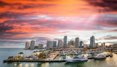 Miami 'nin inanılmaz günbatımı renkleri. Şehir merkezi panoramik görünümü