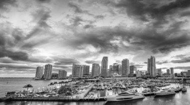 Siyah ve beyaz günbatımı manzarası Downtown Miami, Florida