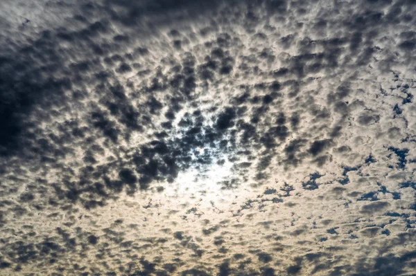 Закатное небо с множеством небольших облаков — стоковое фото