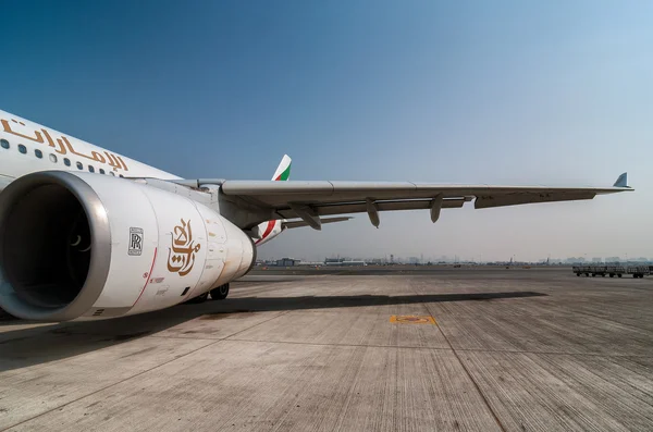 KUALA LUMPUR - JULY 27, 2010: Emirates Airplane ready to take of — Stok Foto