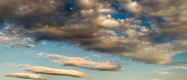 Panoramablick auf bewölkten Himmel in der Dämmerung — Stockfoto