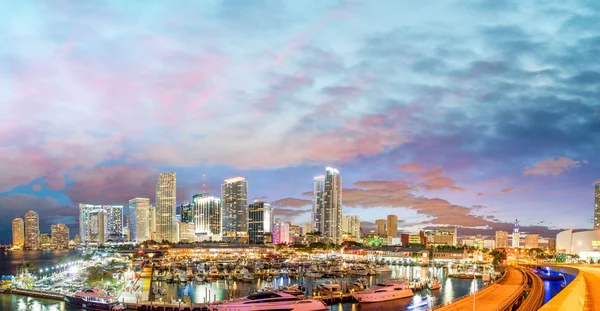 Magnificent dusk colors of Miami skyline, Florida. Panoramic sun — Stock Photo, Image