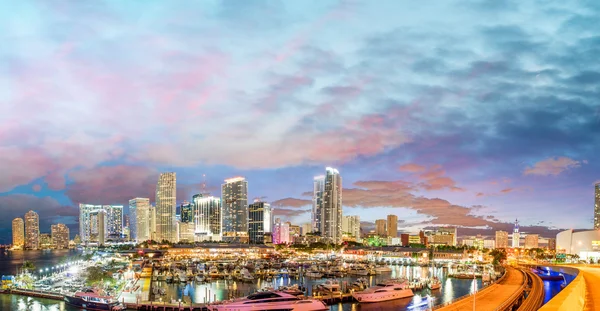 Herrliche dämmerung farben von miami skyline, florida. Sonnenpanorama — Stockfoto