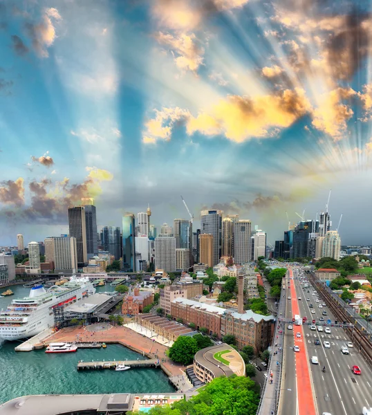 O horizonte de Sydney ao pôr-do-sol. Vista aérea da Torre da Ponte do Porto — Fotografia de Stock