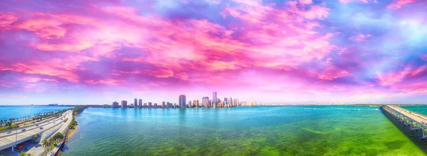 Miami. Causeway Rickenbacker y vista aérea del centro al atardecer —  Fotos de Stock