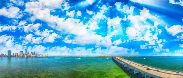 Майамі. Rickenbacker Causeway і Сіті горизонт на заході сонця — стокове фото