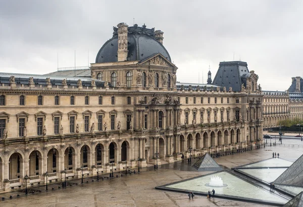 Paris, Frankrike - 29 Nov: stor glaspyramid och den huvudsakliga cour — Stockfoto