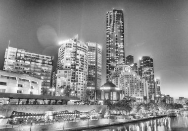 Melbourne - Ekim 2015: siyah ve beyaz şehir manzarası, gece.