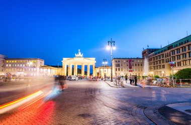Brandenburg Kapısı ve Pariser Platz'a muhteşem gece görünümü 