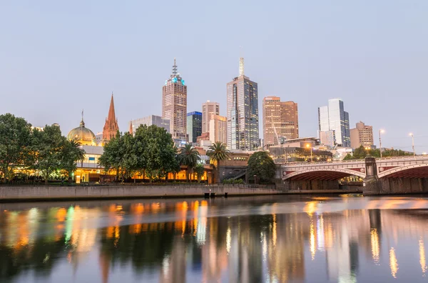 Piękny zachód słońca panoramę Melbourne z refleksje rzeka Yarra — Zdjęcie stockowe