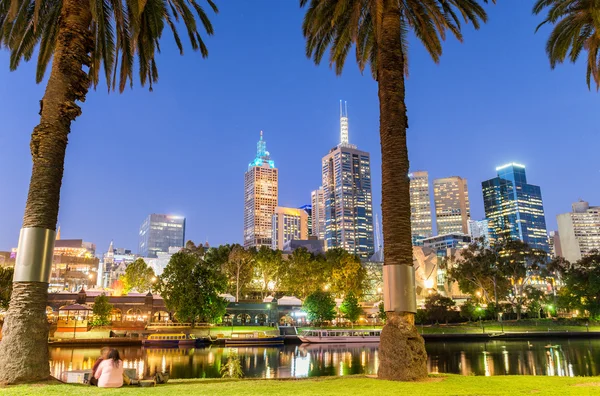 Piękny zachód słońca panoramę Melbourne z refleksje rzeka Yarra — Zdjęcie stockowe