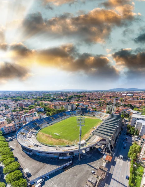 Vista sul tramonto aereo dello Stadio di Pisa, Toscana - Italia — Foto Stock