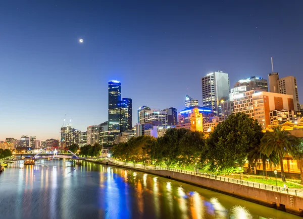 Bela linha do horizonte do pôr-do-sol de Melbourne com reflexos no rio Yarra — Fotografia de Stock