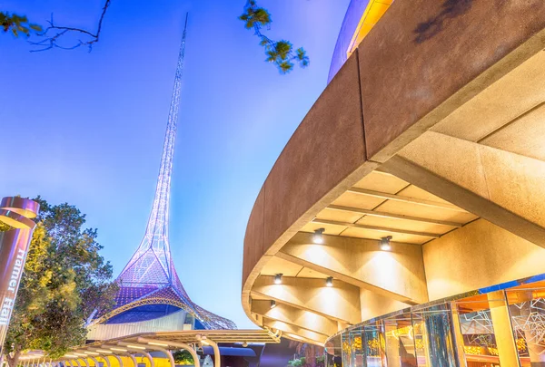 MELBOURNE - OCTOBER 2015: Melbourne kunstsenter om natten. Den ci – stockfoto