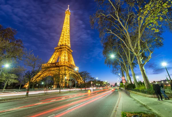 PARÍS - 29 DE NOVIEMBRE DE 2012: Iluminación de la Torre Eiffel por la noche — Foto de Stock