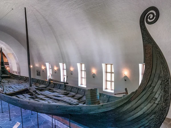 ОСЛО, НОРВЕГИЯ - ИЮНЬ 2009. Викинг Драккар в музее викингов в Осле — стоковое фото