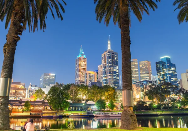 MELBOURNE - OCTOBRE 2015 : Belle silhouette de la ville au-dessus de Yarra rive — Photo