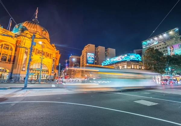 MELBOURNE - OUTUBRO 2015: Flinders Street Station à noite. O — Fotografia de Stock