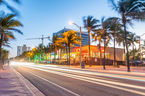 Fantastisk natt syn på Fort Lauderdale avenue nära havet — Stockfoto