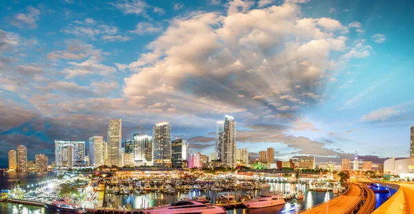 Miami 'nin inanılmaz günbatımı renkleri. Şehir merkezi panoramik görünümü — Stok fotoğraf