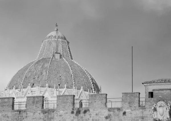 Widok Baptysterium w placu piazza dei miracoli, pisa — Zdjęcie stockowe