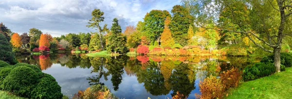 Güzel göl ve yeşillik denizde New England in renkli ağaçlar — Stok fotoğraf