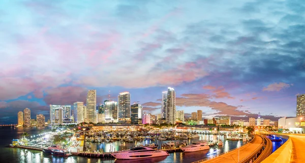 Magníficos colores del atardecer de Miami skyline, Florida. Sol panorámico —  Fotos de Stock