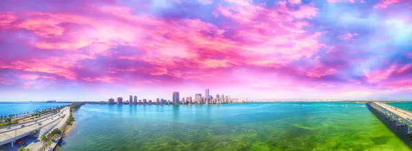 Miami. Rickenbacker Causeway och Downtown Flygfoto i skymningen — Stockfoto