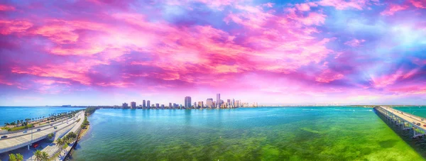 Miami. Rickenbacker Causeway och Downtown Flygfoto i skymningen — Stockfoto