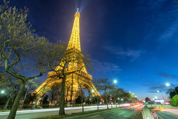 Parijs - 29 November 2012: Verlichting van Eiffel Tower's nachts — Stockfoto