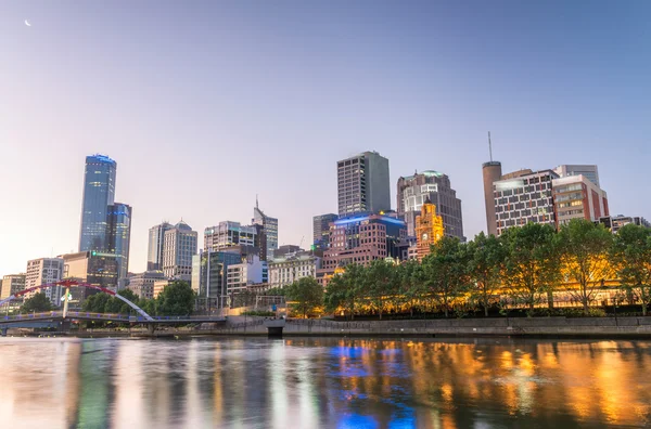 Prachtige zonsondergang skyline van Melbourne met Yarra rivier reflecties — Stockfoto