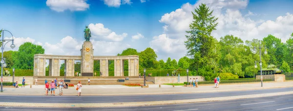 Berlijn - juli 2016: Sovjet-oorlogsmonument. Het is één van verscheidene wa — Stockfoto