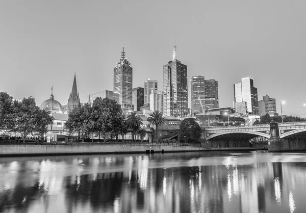 Melbourne - oktober 2015: svartvitt stadens silhuett på natten. — Stockfoto