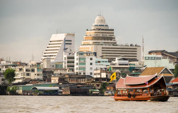 De skyline van Bangkok op een bewolkte dag — Stockfoto