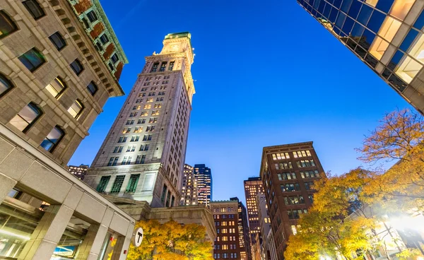 El horizonte nocturno de Boston. Luces de edificios urbanos —  Fotos de Stock