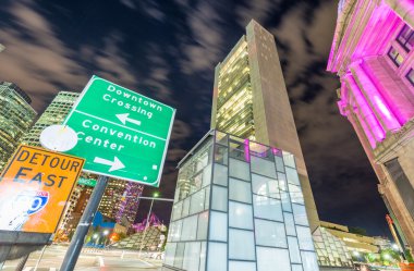 Boston gece manzarası. Işıklar şehir binaların